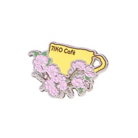 Badge logo de café personnalisé en forme de fleur, broche en alliage de zinc, impression UV, marque YunQi, accessoires de promotion pour la restauration