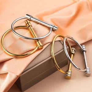 Joyería de Moda, Brazaletes de Acero Inoxidable Chapados en Oro de 18K con Forma de D y Diamantes, Diseño de Hebilla de Herradura con Tornillo, Brazaletes para Mujer - Product Image 1