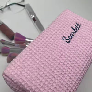 Sac de toilette en coton gaufré personnalisé avec broderie personnalisée, organiseur de maquillage de voyage disponible, pochette de toilette en tissu gaufré doux - Product Image 5