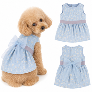Vestido sin mangas azul claro con estampado floral pequeño para perro, proveedor de ropa para mascotas OEM, falda plisada con lazo grande de tul en la cintura y botón trasero. - Product Image 1
