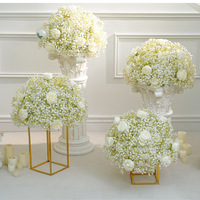Bouquet de fleurs élégant en gypsophile et roses blanches, centre de table réaliste pour une décoration de table de mariage romantique
