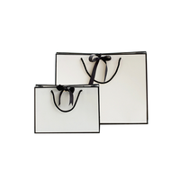 Sacs à provisions en carton recyclables écologiques blancs de luxe estampage à chaud conception de logo personnalisé pour vêtements chaussures en papier d'art
