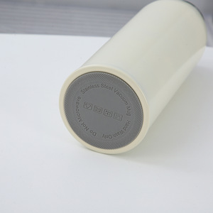<span class=keywords><strong>Bouteille</strong></span> isotherme sous vide en acier inoxydable 316 de 500 ml <span class=keywords><strong>avec</strong></span> deux couvercles à ouverture rapide, 2 modes de consommation : <span class=keywords><strong>paille</strong></span> en silicone souple et boisson directe - Product Image 6