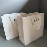 Sacs cadeaux en papier d'art écologiques de luxe personnalisés, recyclables, avec logo gaufré, fermeture magnétique, ruban pour vêtements et chaussures
