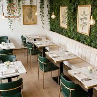 Table en marbre moderne de luxe pour café, restaurant, hôtel, commerce, avec structure en métal, canapé en cuir capitonné blanc, ensemble de chaises vertes