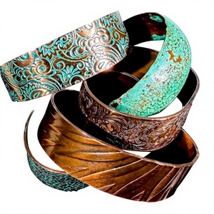 Brazalete Abierto de Cobre con Baño de Oro de 18K, Diseño Floral con Cristales y Pedrería, Unisex, Estilo Vintage, para Fiestas - Product Image 4
