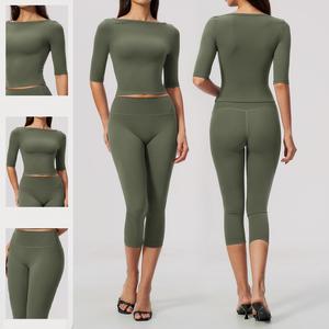 Ensemble décontracté tricoté pour femme : Crop top sans manches vert olive et leggings mi-mollet rayés en polyester respirant pour printemps/été - Product Image 1