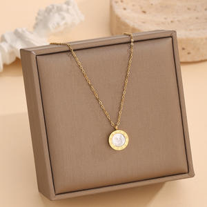 कस्टम नई प्रवृत्ति ब्लैक व्हाइट दो-साइड राउंड रोमन अंकों का आकर्षण पेंडेंट 18k गोल्ड स्टेनलेस स्टील नेकलेस ब्रेसलेट इयररिंग्स सेट - Product Image 4