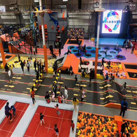 Parque de trampolín pequeño popular caliente Trampolín rectangular profesional al aire libre con techo para el hogar