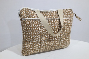 กระเป๋าพิมพ์ลายด้วยมือ สะท้อนวิธีการพิมพ์ผ้าแบบดั้งเดิม ออกแบบมาเพื่อการใช้งานระยะยาวและจัดระเบียบได้อย่างมีประสิทธิภาพ - Product Image 3