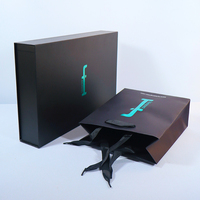 Boîte magnétique pliable portable de luxe en carton rigide mat avec couvercle gaufré or et support arrière en carton noir pour shampoing