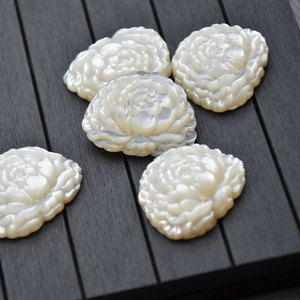 Pendentif pivoine sculpté en nacre blanche naturelle, forme de fleur, double trou, pour la fabrication de bijoux et colliers DIY - Product Image 3