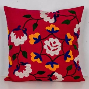 Funda de Cojín Bordada con Flores Rojas, Hecha a Mano, Estilo Bohemio Mexicano, Decoración del Hogar Cuadrada, 100% Algodón - Product Image 1