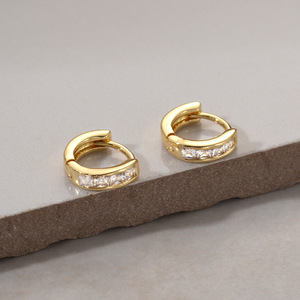 Boucles d'oreilles créoles rondes en or avec serti clos EKA-234 pour anniversaire - Product Image 2