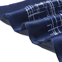 Écharpe d'automne pour femme, fabrication sur mesure, impression personnalisée, 100% soie, impression à la main, bleu marine et blanc, motif géométrique carré, pochette