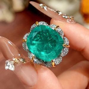 Parure de bijoux de luxe en émeraude taille coussin, plaqué or 18 carats bicolore, avec halo de zircon cubique, comprenant collier pendentif, boucles d'oreilles et bague pour femme - Product Image 4