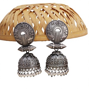Pendientes de Araña Étnicos Plateados Oxidados con Perlas como Piedra Principal, Engaste de Bisel, Diseño Elegante, para Boda de Mujer, Estilo Rajasthan - Product Image 1