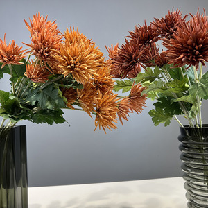 Fleurs artificielles haut de gamme en chrysanthème à 3 têtes, avec tiges floquées et griffes de crabe, effet toucher réel, pour la décoration intérieure et les mariages - Product Image 5