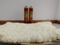 Mousse de pulvérisation de polyuréthane de 750ml (30oz) isolation thermique et étanche pour les interstices muraux et l'étanchéité HVAC prix d'usine