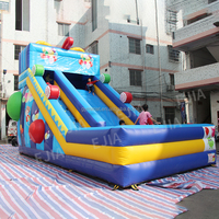 Château gonflable avec toboggan aquatique pour enfants, fête en plein air ou en intérieur