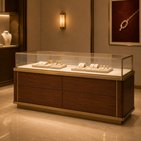 Vitrine de luxe pour bijoux en verre et bois avec éclairage LED, mobilier d'intérieur haut de gamme pour boutique de détail