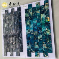Mosaïque en verre bleu artisanal pour murs décoratifs de luxe et intérieurs contemporains