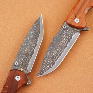 Cuchillo táctico plegable de acero de Damasco con mango de madera para acampar - Product Image 4