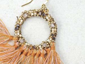 Boucles d'oreilles pendantes en fil tissé à la main de style bohème, avec <span class=keywords><strong>anneau</strong></span> en acier inoxydable plaqué or 18 carats enveloppé de perles de verre - Product Image 3