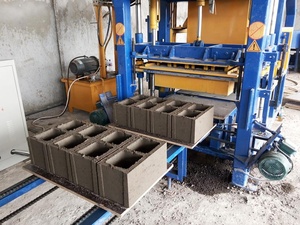Máquina de fabricación de ladrillos de la industria de bloques huecos de cemento automática personalizada de alta calidad de la Qt4-15 - Product Image 2