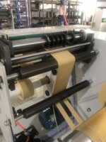 Machine de découpe, de refendage et de rembobinage d'étiquettes à code-barres