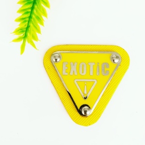 Étiquettes métalliques personnalisées de haute qualité, lavables, avec pliure d'extrémité, pour vêtements, sacs, chaussures - Product Image 4