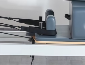 Machine de Pilates Reformer classique en alliage d'aluminium avec cadre de tour stable et chariot de grande taille sur rail silencieux pour salle de Pilates - Product Image 4