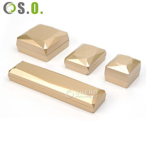 Cajas de plástico LED personalizadas de primera calidad en rosa, blanco y rojo para collares, pulseras, anillos, pendientes y joyas. - Product Image 5