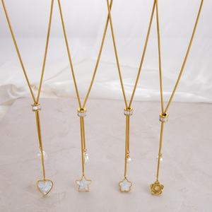 Collier pendentif plaqué or avec chaîne coulissante réglable, breloques en nacre (coeur, étoile, trèfle, fleur) et perle, bijoux dorés - Product Image 2