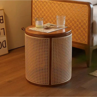 Table d'angle moderne en bois massif élégante et créative avec un design en forme de baril et un espace de rangement interne pour les salons et les chambres