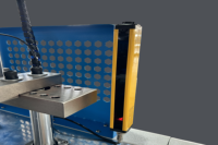 Machine de découpe semi-automatique Dayuan Easy Control pour le découpage de papier après le flocage, pour étiquettes de vêtements, sacs et autres.