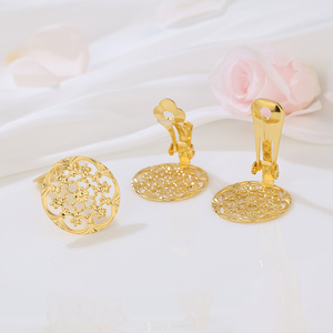 Boucles d'oreilles plaqué or 18 carats à motifs <span class=keywords><strong>de</strong></span> fleurs creuses Base ronde Clip d'oreille grenouille sur boucles d'oreilles connecteurs convertisseur résultats <span class=keywords><strong>de</strong></span> bijoux - Product Image 2