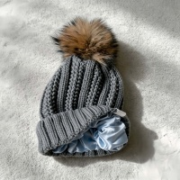Bonnet en tricot épais avec pompon, doublure en satin, chaud pour l'hiver, grande boule de fourrure moelleuse, bonnet tricoté pour femme, usage quotidien en extérieur