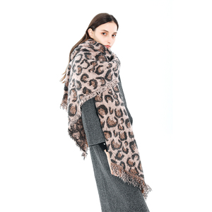 Venta al por mayor caliente largo impresión chal estola de punto larga leopardo bufanda - Product Image 3