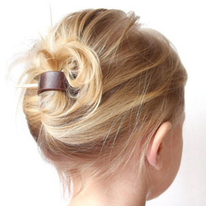 Épingles à cheveux en cuir de style vintage, designs personnalisés, élégantes attaches pour cheveux brunes pour femmes, épingles à cheveux simples et sophistiquées. - Product Image 1