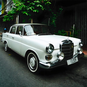 Modelo a escala 1:1 del Mercedes-Benz Clase E de 1975 - modelo de coche con textura metálica - coche clásico europeo de estilo americano - Product Image 2