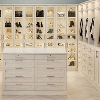 Armoire sur mesure avec îlot central, style shaker, en bois massif, avec tiroirs, poignée en métal, plan de travail en dalle de roche, console