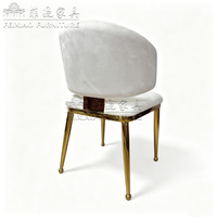 Chaises de mariage haut de gamme avec assise en tissu blanc et base en acier doré, parfaites pour la location de lieux événementiels et les commandes en gros.