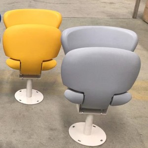 Chaise de stade pliable en plastique en forme de coquille avec accoudoirs pour terrains de sport extérieurs - Product Image 1