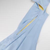 Robe sans manches pour femme, col rond minimaliste, style polyvalent, longueur genou, avec appliqué brodé contrastant, 100% polyester