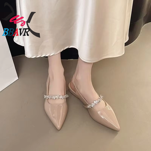Sandalias de Tacón Bajo con Punta en Pico y Correa de Pedrería, de Charol, para Mujer, Marca BBAVR - Product Image 2