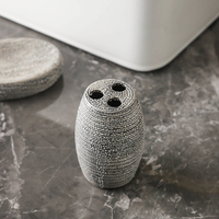 Ensemble d'accessoires de salle de bain en céramique grise texturée, 4 pièces, design artisanal, parfait pour les maisons, les hôtels, les chambres d'hôtes, les locations de vacances