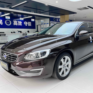 <span class=keywords><strong>Voiture</strong></span> d'<span class=keywords><strong>occasion</strong></span> 2017 pour <span class=keywords><strong>S60</strong></span> L 2.0T Turbo T5 Smart Drive Edition, conduite à gauche, intérieur foncé, sièges en cuir, pneus R17, automatique - Product Image 1