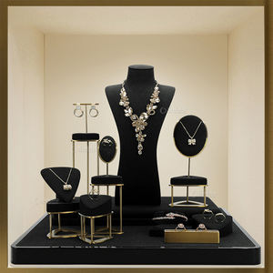 Présentoirs à bijoux personnalisés de haute qualité ensemble de présentoirs pour bijoux en cuir noir en métal et diamants en vente - Product Image 6