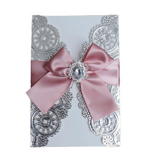 Invito di Nozze in Cartoncino Metallizzato Argento con Taglio Laser, Biglietti d'Invito con Nastro, Busta e Inserto - Product Image 1